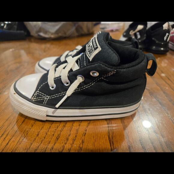 toddler size 8 converse - Picture 1 of 3
